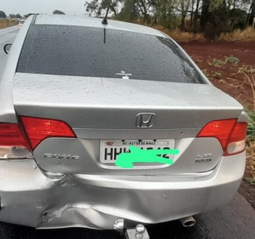 Condutora freia na BR 352 durante muita chuva e é atingida por carro que seguia logo atrás