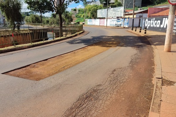 Buraco deixado pela Copasa após obras causa transtornos e motoristas pedem providências em Patos de Minas
