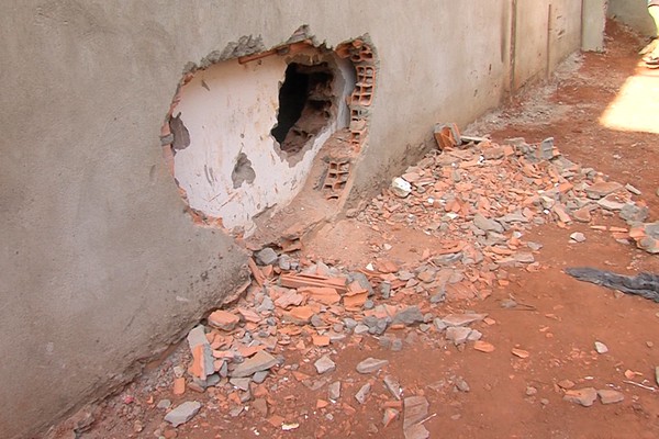 Ladrões invadem agência bancária e fogem levando apenas R$100,00 em Uberlândia