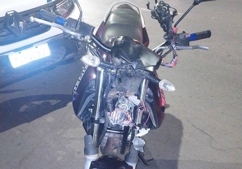 Motociclista fica ferido após bater em carro que fazia manobra de retorno na rua Major Gote