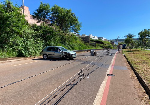 Carro bate em poste com transformador, provoca queda de três e interdita trecho da avenida Fátima Porto