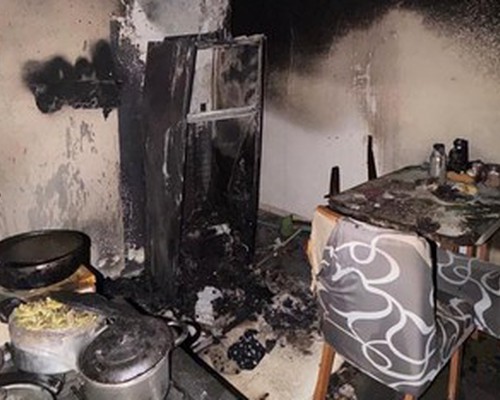 Curto-circuito em geladeira provoca incêndio em residência; imóvel sofre danos estruturais