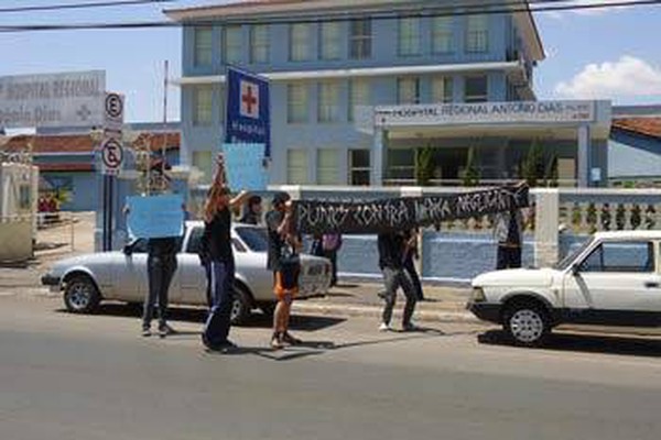 Estudantes fazem protesto na porta do Hospital Regional em prol do Senhor Pedro