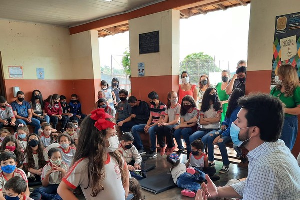 Prefeito Falcão visita escola no meio rural e ouve curiosidades e reivindicações de estudantes