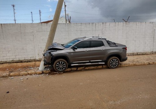 Gravida passa mal e colide carro contra poste em Carmo do Paranaíba