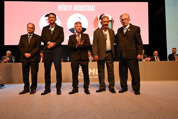 Empresário patense é homenageado pela FIEMG durante celebração do Dia da Indústria 2026