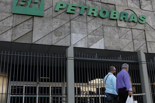 Com alívio da guerra, Petrobras reduz preço do querosene de aviação