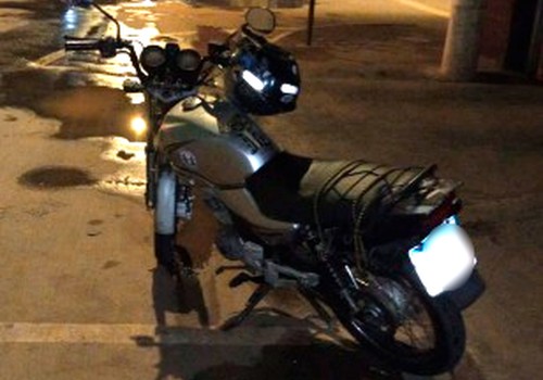 Motociclista cai sozinho em cruzamento e acaba preso com um dos maiores limites de embriaguez já registrados