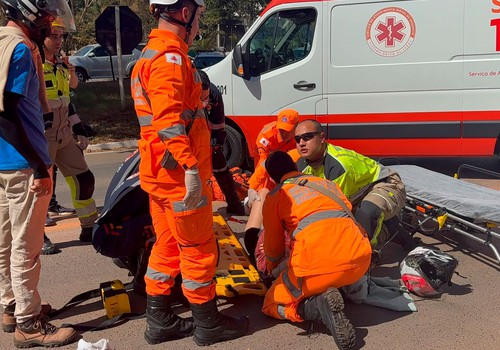 Jovem motociclista sofre fratura exposta em acidente com carro na avenida J.K