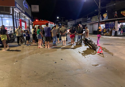 Motociclista é socorrido inconsciente e precisa receber oxigênio após se envolver em acidente no centro de Patos de Minas