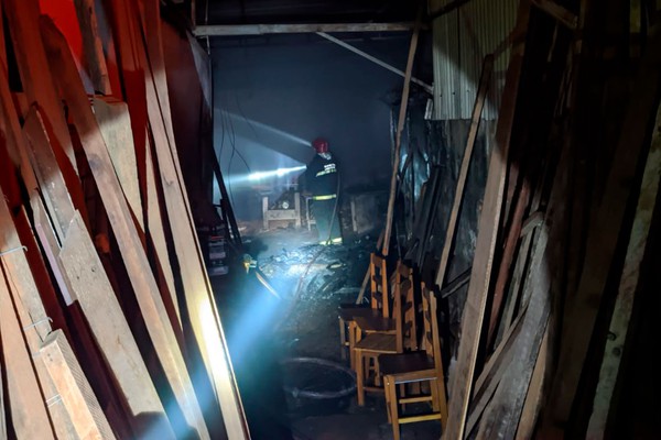 Corpo de Bombeiros é acionado de madrugada para controlar incêndio em serraria em Patos de Minas