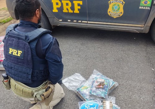 PRF nota nervosismo de passageiro de ônibus e encontra mala abarrotada de skunk, cocaína e haxixe na BR 365