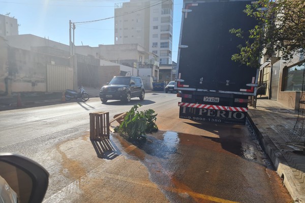 Vazamento de água que já dura 3 dias em Patos de Minas gera desperdício e atrapalha trânsito