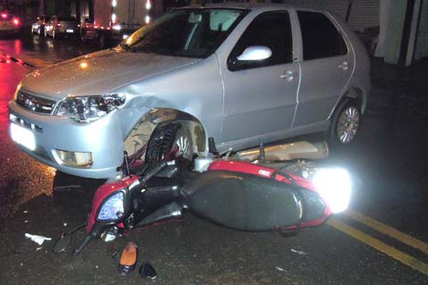 Jovem fica ferida e motocicleta vai parar debaixo de veículo em acidente na avenida Brasil