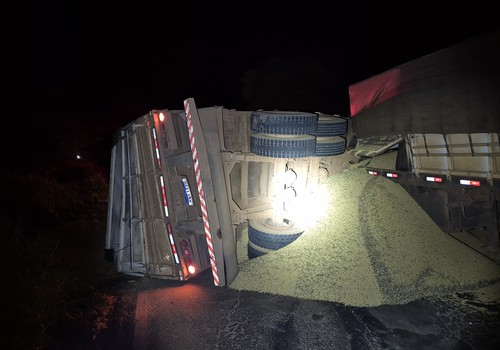 Bitrem tomba com 38 toneladas de soja após pane mecânica na MG 188 e interdita totalmente rodovia