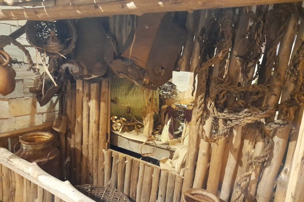 Museu de Patos de Minas ganha presépio artesanal feito de palha de milho e fibras de bambu