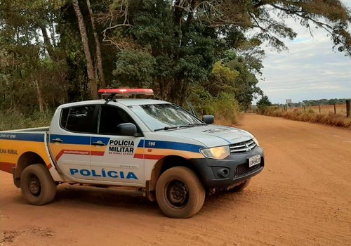 Homem com 2 mandados de prisão tenta fugir pulando muros, mas acaba preso em Patos de Minas