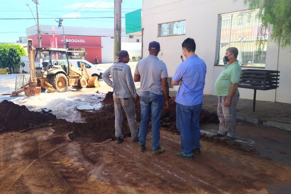 Durante reparos em rede de esgoto, Copasa quebra rede de água e causa transtornos em Patos de Minas