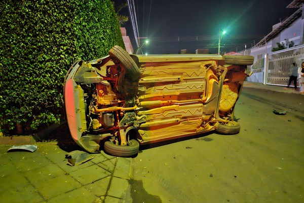 Motorista com sintomas de embriaguez bate em dois carros e deixa um tombado em Patos de Minas