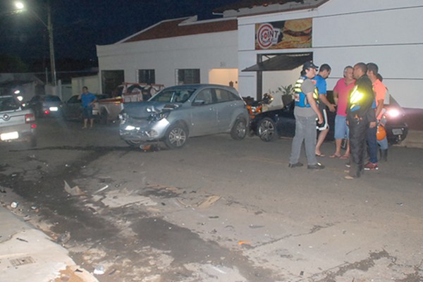 Acidente com 4 veículos na Barão do Rio Branco deixa mototaxista gravemente ferido