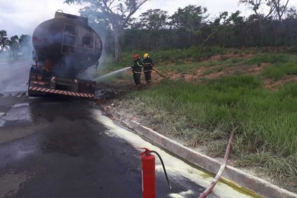 Caminhão de combustível pega fogo na MGC-410 próximo ao trevo de acesso ao Distrito de Ponte Firme