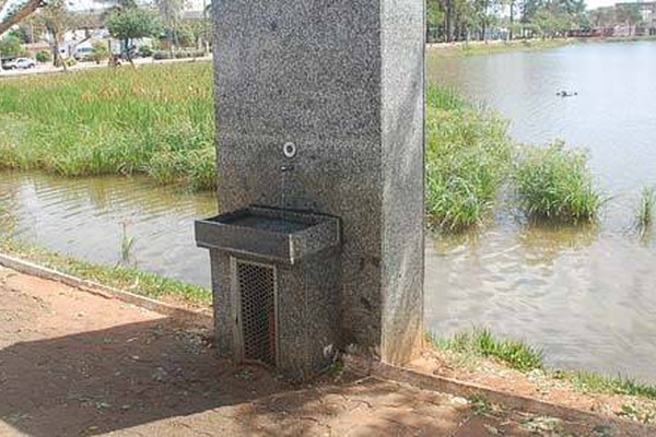 Bebedouro público jorra água por dias enquanto população combate desperdício