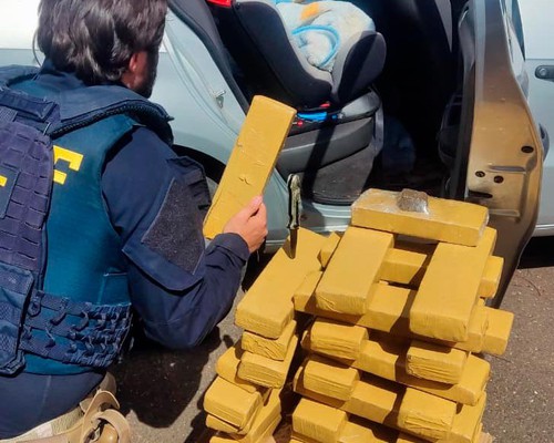 PRF aborda carro com trinca no para-brisa e prende trio com 30 barras de maconha na BR 365