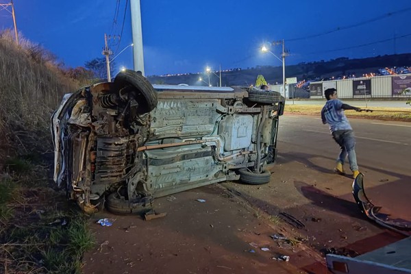 Motorista perde controle em curva e capota veículo no prolongamento da Avenida Fátima Porto