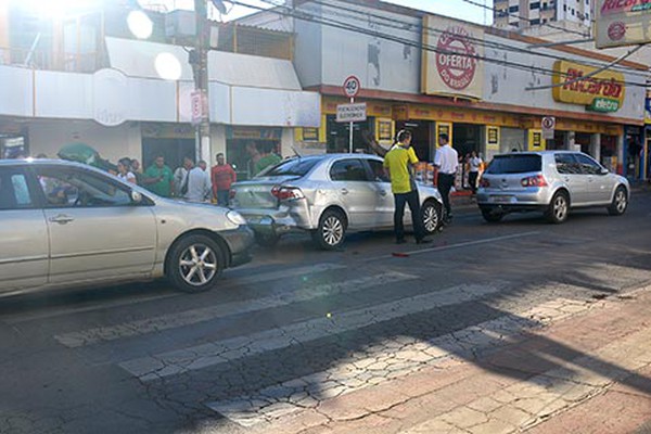 Acidente envolvendo três veículos deixa trânsito bastante conturbado no centro de Patos de Minas