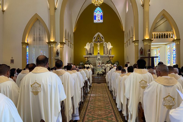 Missa do Crisma reúne clero e fiéis na Catedral de Santo Antônio em Patos de Minas; saiba a importância