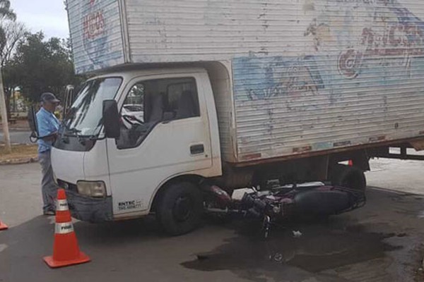 Caminhão tenta conversão, é atingido por moto e dois ficam feridos em Patos de Minas; veja