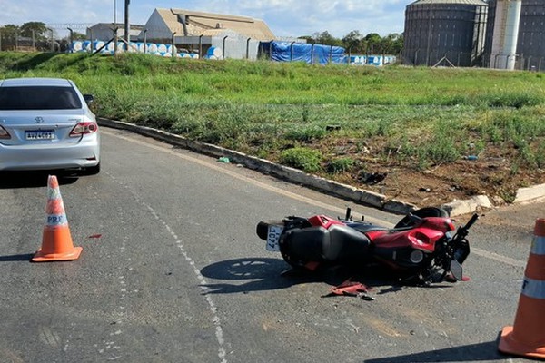 Motociclista precisa ser entubado após grave acidente com carro na BR365, em Patos de Minas