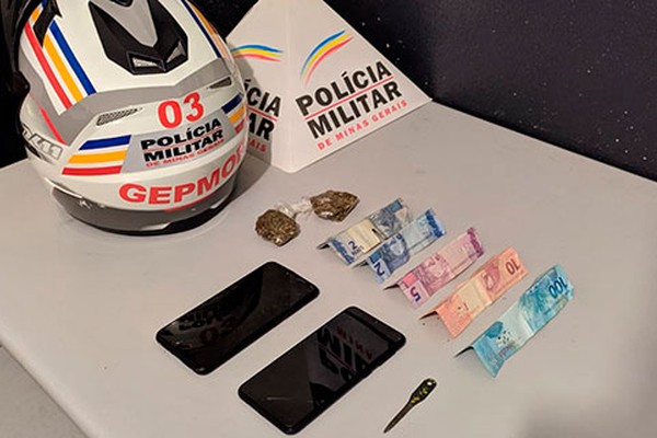 Gepmor encontra drogas, chave micha, dinheiro e dois acabam na delegacia em Patos de Minas