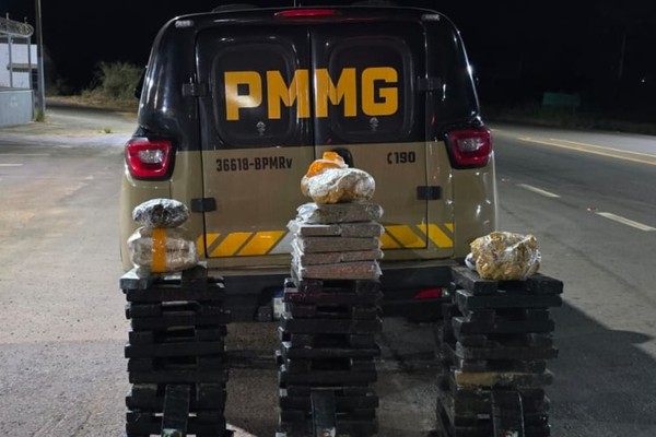 PM Rodoviária apreende mais de 100 barras de maconha em Patos de Minas; motorista se embrenhou no brejo