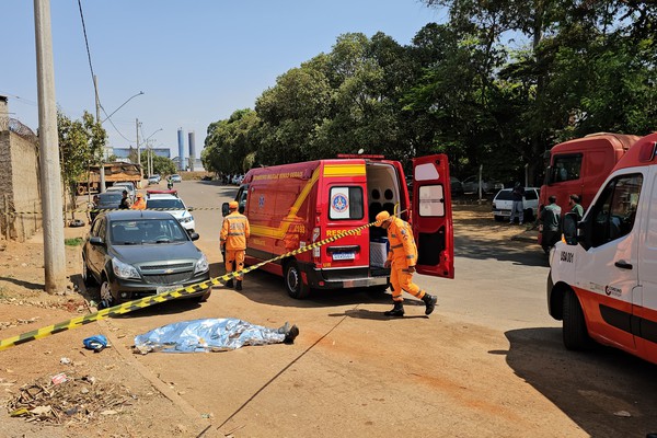 Jovem é assassinado a tiros em frente a empresa em Patos de Minas