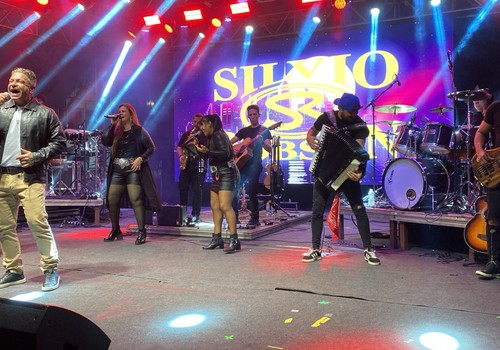 Silvio & Robson cantam o sucesso “Desejo de amar” na Femapraça 2026; veja ao vivo