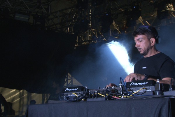 DJ Andyc coloca público deste domingo de Fenapraça para dançar; veja ao vivo