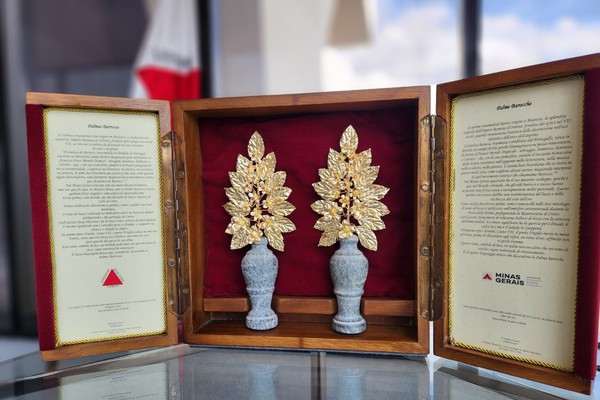 Romeu Zema leva palma barroca e café de Campos Altos para presentear o Papa Francisco