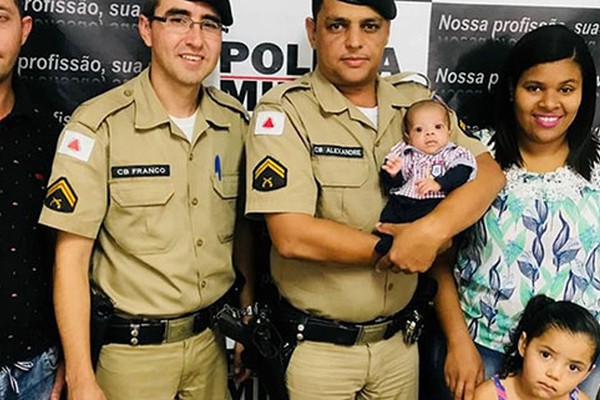 PMs de Paracatu salvam bebê de 3 meses que estava engasgado com leite materno