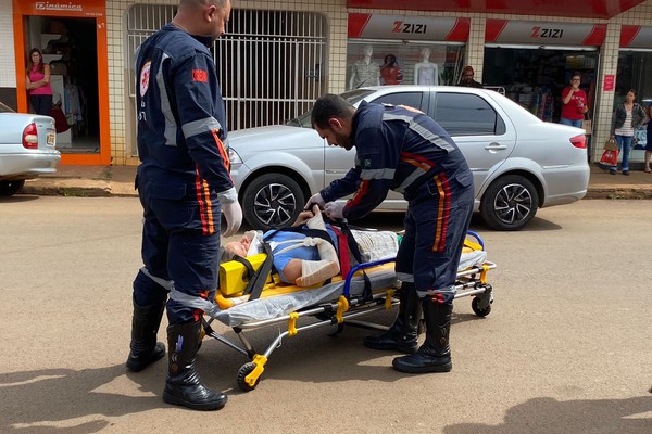 Senhora de 64 anos fica ferida após ser atropelada por moto em Patos de Minas