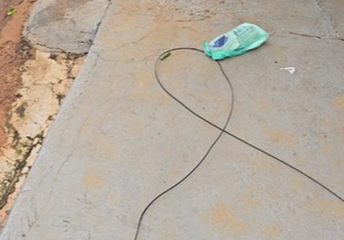 Motociclista é derrubado por cabo de fibra óptica no bairro Ipanema; vídeo mostra o acidente