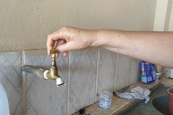 Moradores  se revoltam com mais um dia sem água e voltam a cobrar providências da Copasa