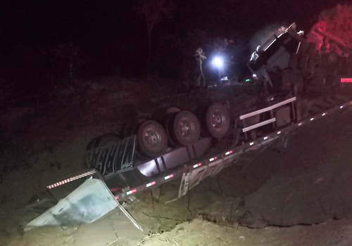 Caminhão carregado com milho capota na MG 188 e motorista fica preso entre as ferragens