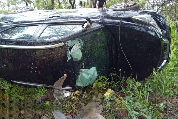 Carro vai parar tombado em árvore após aquaplanar na MG 410, em Presidente Olegário