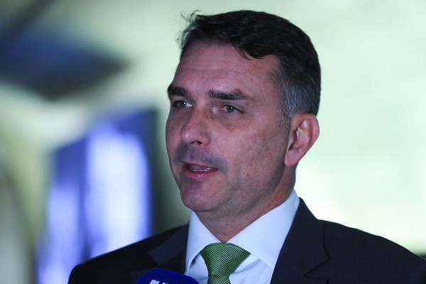 Mendonça incluiu Flávio Bolsonaro como investigado no caso Dark Horse