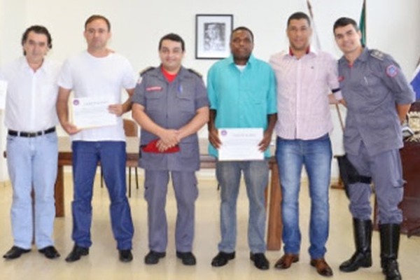 De 22 inscritos, 4 recebem certificado do curso de salvamento aquático em Patos de Minas