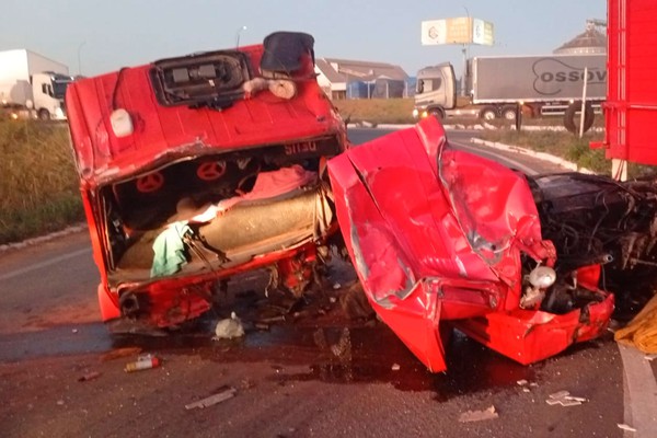 Caminhões batem violentamente no Trevo de Santana, deixam dois motoristas feridos e interditam a BR-365