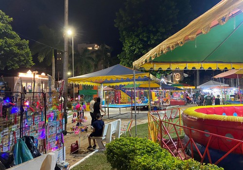 Diversão não falta nos brinquedos da Fenapraça e repórter mostra habilidade no touro mecânico; veja ao vivo