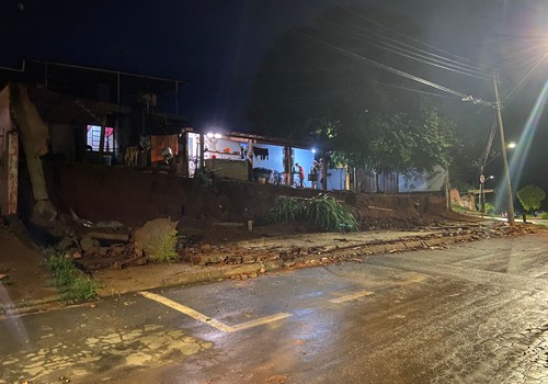 Muro de residência desaba após temporal em Patos de Minas; ninguém estava no imóvel no momento