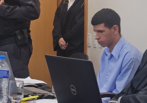 Jovem acusado de tentar matar a companheira e o próprio filho é absolvido por falta de provas